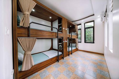 Katil atau katil-katil dalam bilik di Bamboo House Cat Ba