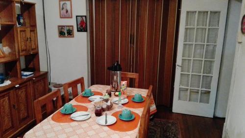mesa de comedor con mesa, sillas y mesa en La Casa Almeyda, en Santiago