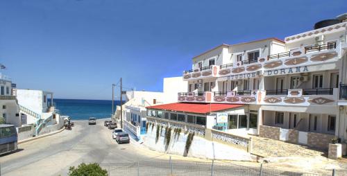 vista su una strada con edifici e sull'oceano di Dorana Apartments & Trekking Hotel a Diafani