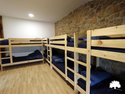 Albergue La Incera tesisinde bir ranza yatağı veya ranza yatakları
