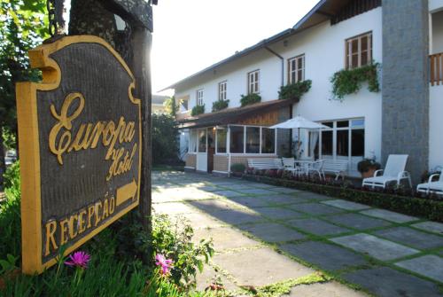 un panneau devant un bâtiment dans l'établissement Europa Hotel, à Campos do Jordão