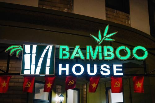 Sijil, anugerah, tanda atau dokumen lain yang dipamerkan di Bamboo House Cat Ba