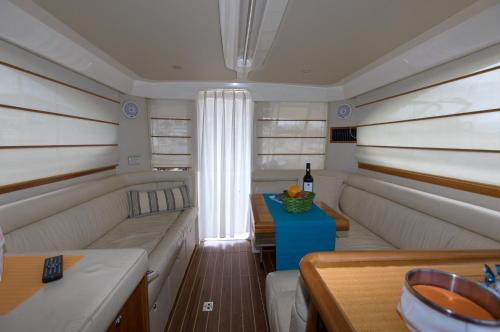 Gallery image of Yaku Wayra Charter in Playa Blanca