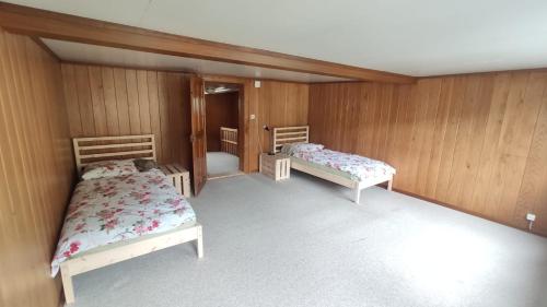 Ένα ή περισσότερα κρεβάτια σε δωμάτιο στο romatisches Chalet mit Bodenseesicht