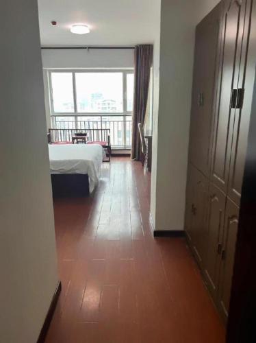 a bedroom with a bed and a large window at GreenTree Inn Weihai Liugongdao Wharf Qingdao North Road Express Hotel in Weihai