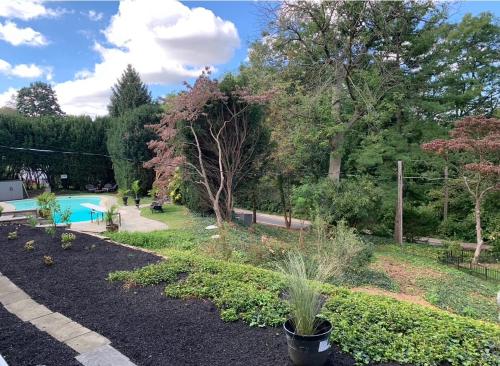 a garden with a swimming pool and trees at The Highland Oasis in Ephrata