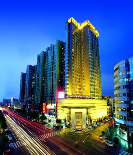 una ciudad con edificios altos y una calle con coches en Shunde Grand View Hotel, en Shunde