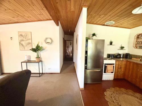 Kuchyň nebo kuchyňský kout v ubytování Cedar Palms Pet friendly close to red rocks beach