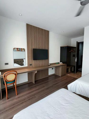 a hotel room with a television and a bed at Trường An Hotel in Cao Bằng