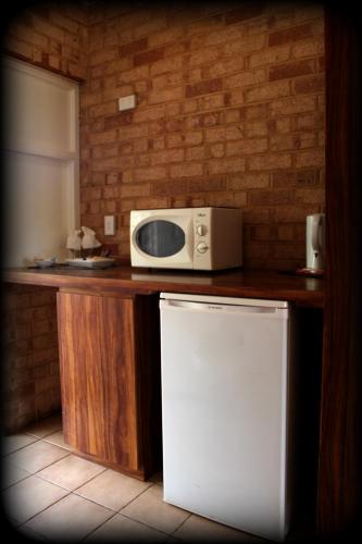 a microwave sitting on top of a kitchen counter at York's Boutique Motel in York