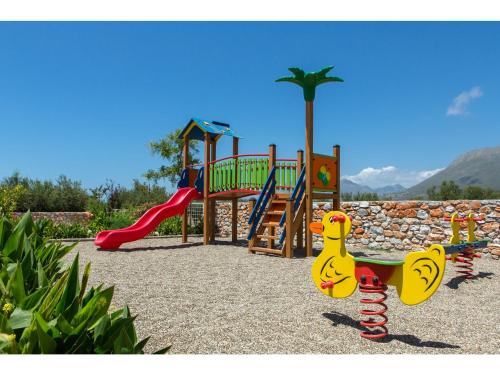 un parque infantil con un tobogán y un tobogán en Arapakis Historic Castle, en Pyrgos Dirou