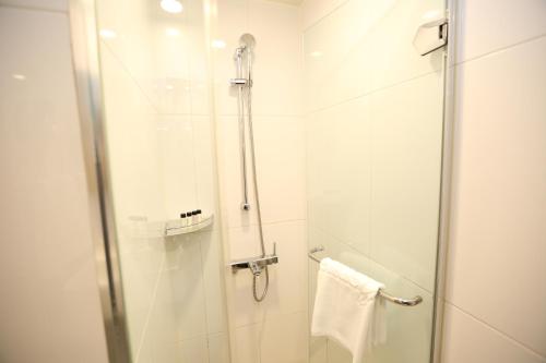 a bathroom with a shower with a glass door at Hotel Venue-G Seoul in Seoul