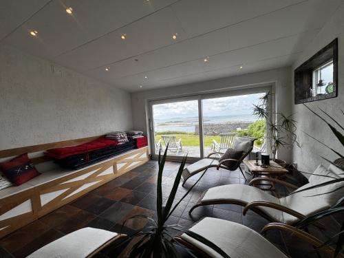 Posezení v ubytování Luxurious Villa with Panoramic Views & Relaxation Area
