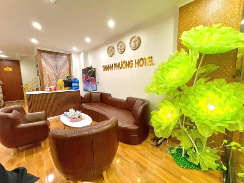 a living room with chairs and a couch and a table at Hotel Thanh Phương 1 in Mèo Vạc