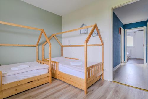イルキルシュ・グラフェンスタデンにあるLe Nid Azurのウッドフロアのドミトリールーム 二段ベッド2台