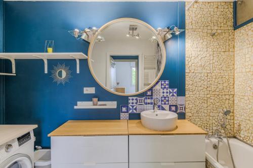 イルキルシュ・グラフェンスタデンにあるLe Nid Azurの青いバスルーム(シンク、鏡付)