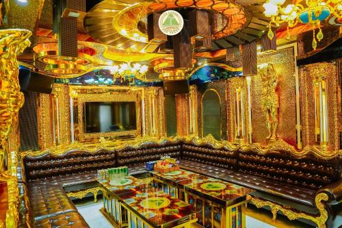 a room filled with tables and a clock on the ceiling at Pu Luong EcoLuxe Resort & Spa in Lũng Tiềm