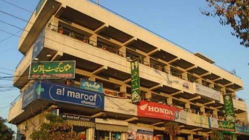 Bangunan di mana terletaknya rumah tamu ini