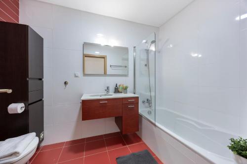 a bathroom with a sink and a shower at Casa A in Olhos de Água