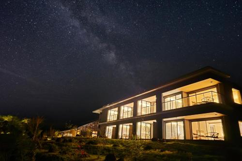 a house under a starry sky at night at 山人 Oga in Oga
