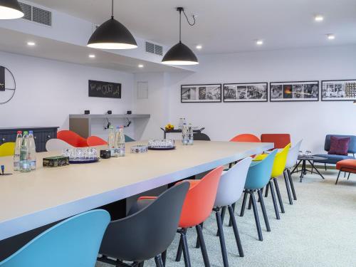 プフォルツハイムにあるibis Styles Pforzheimの長いテーブルと椅子のある広い部屋