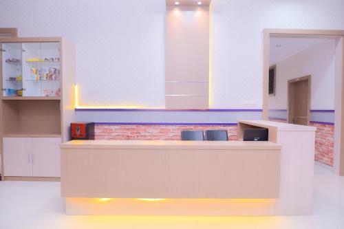 een keuken met een aanrecht in een kamer bij Capital O 2018 Ring Road Guest House Syariah in Banda Aceh