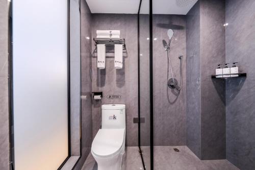 ein Badezimmer mit Toilette und Dusche in der Unterkunft Fenghuang Luming B&B in Fenghuang