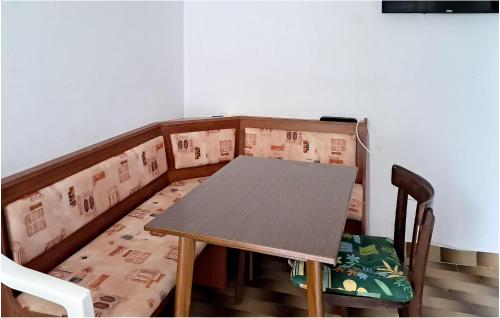 Cozy Apartment In Dramalj With Wifi