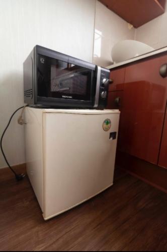 a microwave sitting on top of a refrigerator at 죽도시장인근 오피스텔1 in Pohang