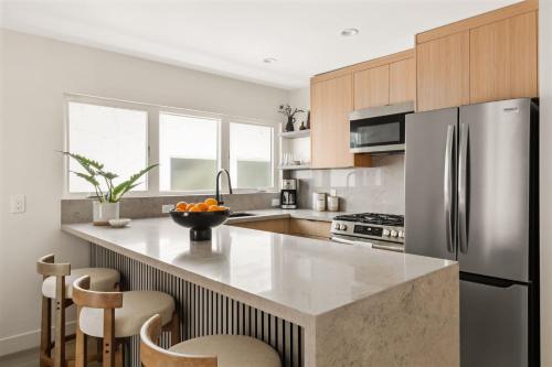Dapur atau dapur kecil di Tide House - Unit B - Modern Seaside 1BD w Parking