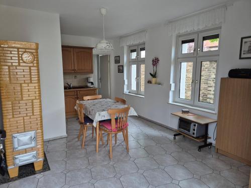a kitchen and dining room with a table and chairs at Am Storchennest in Ludwigsfelde