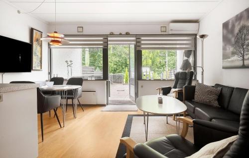 Μια τηλεόραση ή/και κέντρο ψυχαγωγίας στο 2 Bedroom Nice Apartment In Haderslev