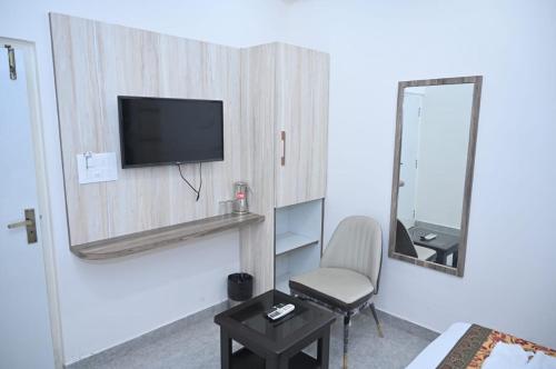 Μια τηλεόραση ή/και κέντρο ψυχαγωγίας στο Rudra Ganga Atithi Hotel