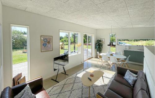 Posezení v ubytování 3 Bedroom Amazing Home In Væggerløse