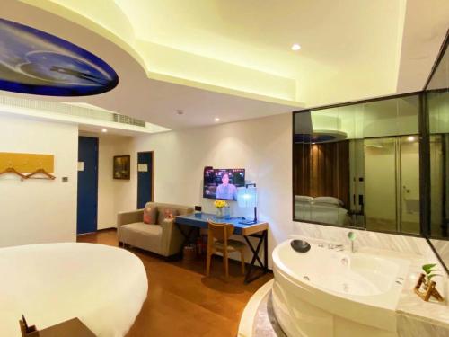 une salle de bain avec baignoire et un salon dans l'établissement Barbara Hotel, Changlong Dashi Subway Station, Panyu District, Guangzhou, à Canton