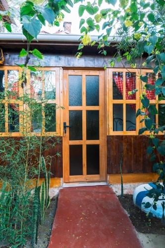 Banana Farm Eco Hostelにある庭