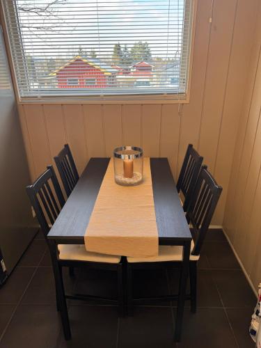 a table and chairs with a candle on top of it at Sentral familievennlig enebolig in Åmot