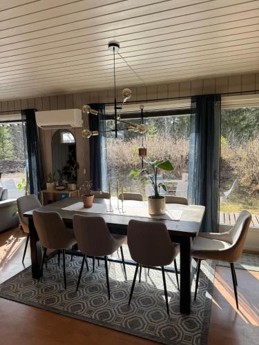 a dining room table and chairs in a room at Sentral familievennlig enebolig in Åmot