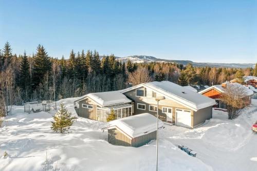 an aerial view of a house in the snow at Sentral familievennlig enebolig in Åmot