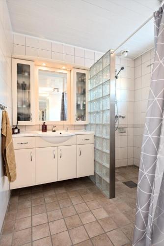 a bathroom with a sink and a shower at Sentral familievennlig enebolig in Åmot