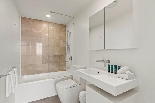 Un baño de 2BR Coastal Luxe Views Pool Parking WiFi Gym