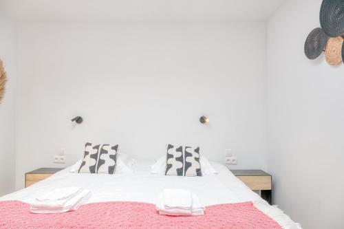 a bedroom with a bed with a pink blanket at 4 Beautiful Apartments in the Center of Ieper in Ypres