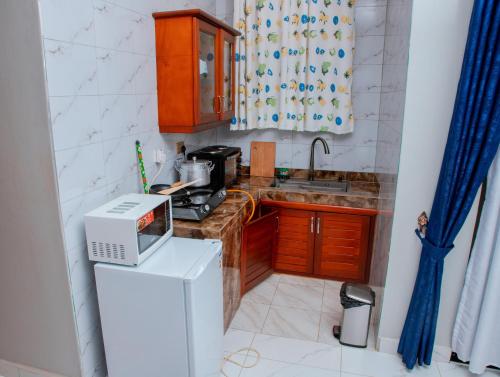 Kuchyň nebo kuchyňský kout v ubytování Entebbe Serenity Two Bedroom Apartment