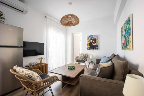 Bright Stylish 2BR l Acropolis View Balcony l King Bed