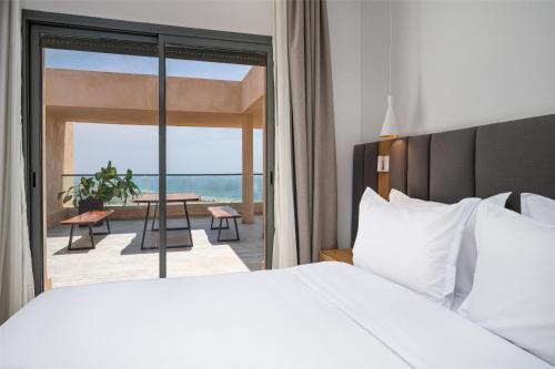ein Schlafzimmer mit Bett und Blick auf das Meer in der Unterkunft Radisson Residences Taghazout Bay in Agadir
