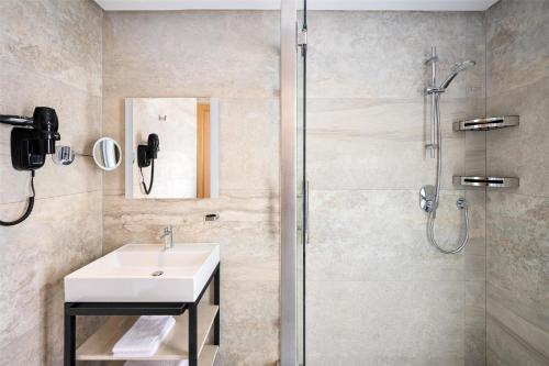 ein Badezimmer mit Waschbecken und Dusche in der Unterkunft Radisson Residences Taghazout Bay in Agadir