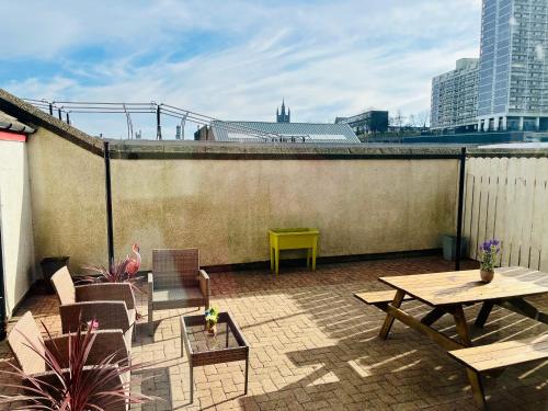 Balkón nebo terasa v ubytování Central, Modern Apartment - Private Terrace - Dog Friendly