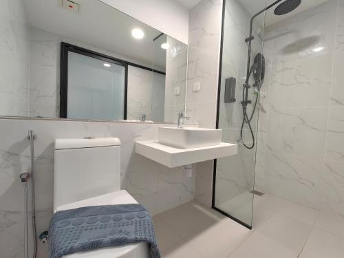 a bathroom with a toilet and a sink and a shower at Vetro11 Beside QEH1 by JUNE Homestay in Kota Kinabalu