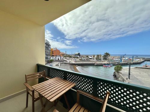 Un balcón con mesa y sillas y vista al agua. en Maelsa, en Puerto de la Cruz