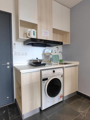 a kitchen with a washing machine on a counter at Vetro11 Beside QEH1 by JUNE Homestay in Kota Kinabalu